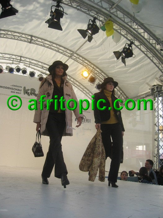 ../Images/Krefeld-Strssenmodenschau-2005 325.jpg